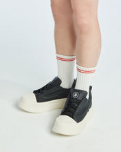 Load image into Gallery viewer, FINNICK LOW CUT LEATHER SNEAKER BLACK