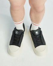 Load image into Gallery viewer, FINNICK LOW CUT LEATHER SNEAKER BLACK